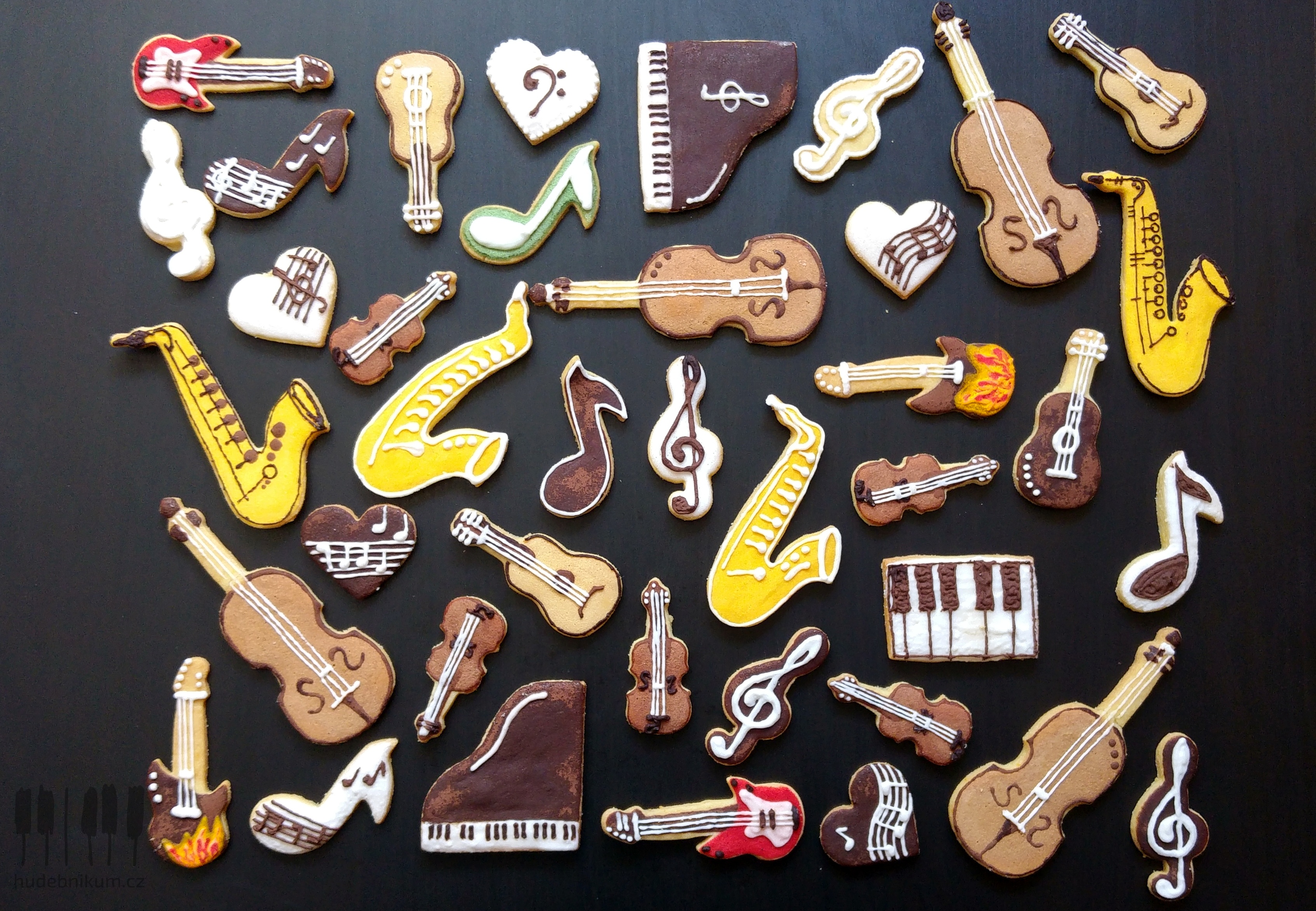 hudební cukroví saxofon, noty, houslové klíč